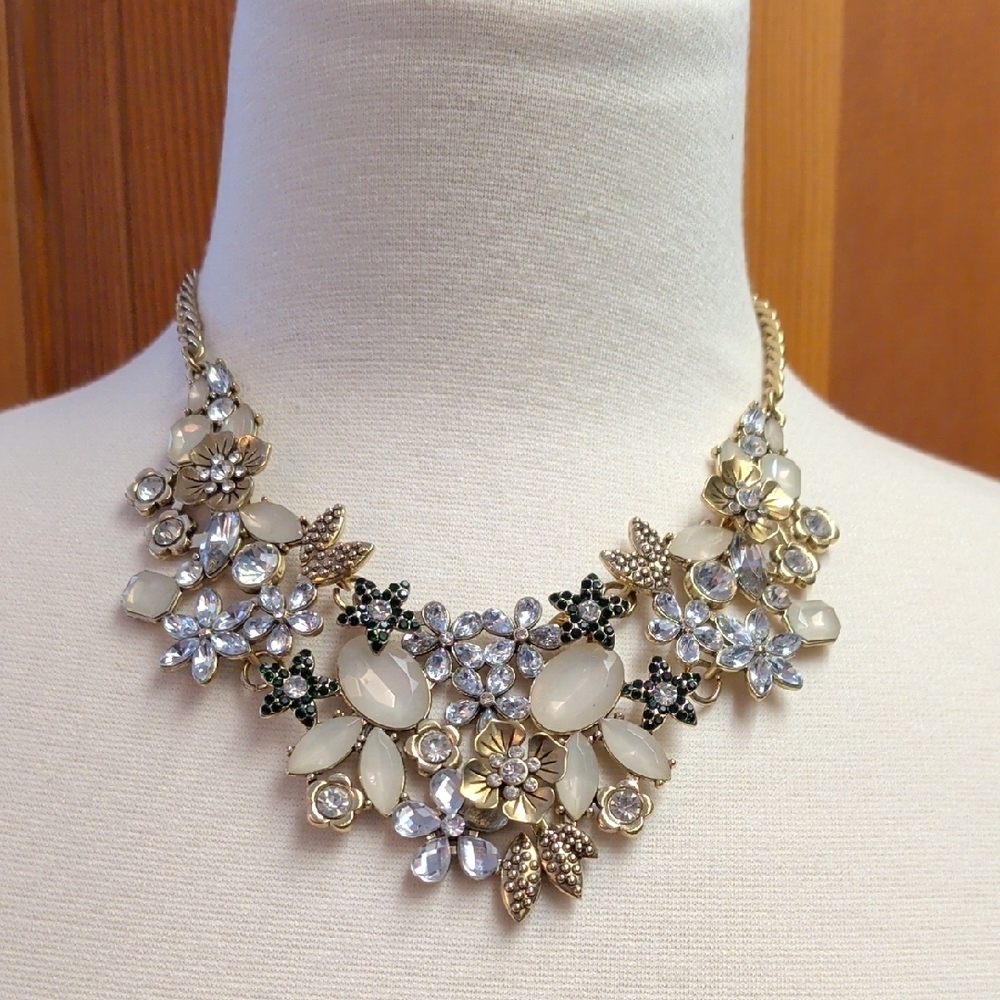 Stunning Gold and Silver Floral Necklace - Picture 3 of 9